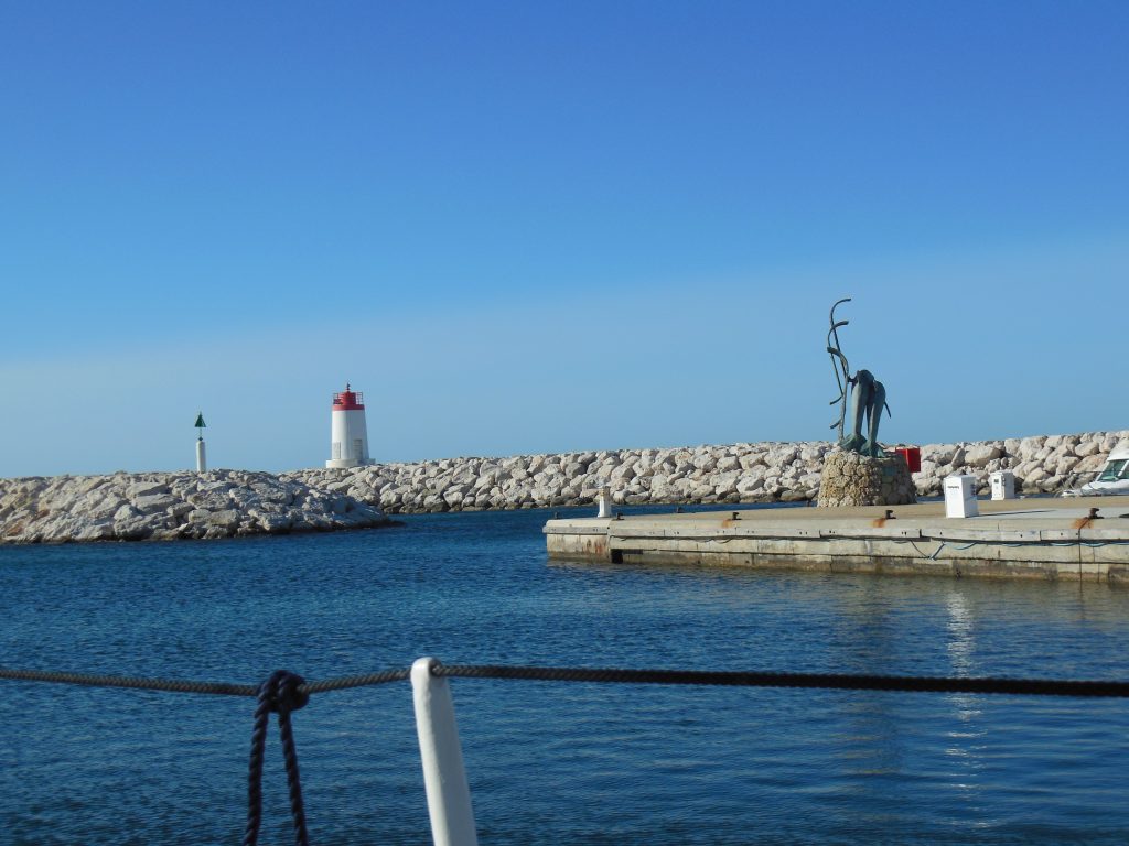 Aussicht aus dem Cockpit: Die beiden Seezeichen haben uns am Vortag den Weg in den Hafen gezeigt.