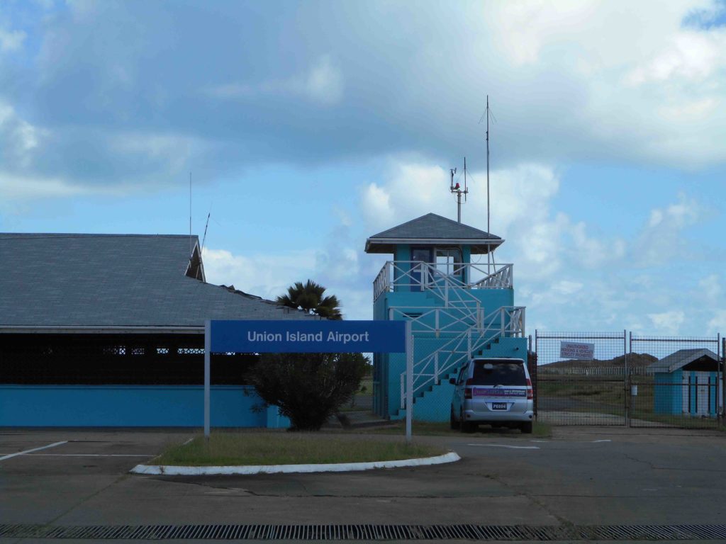 Der kleine Flughafen von Union Island. Das ist der grosse "Tower"